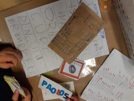 Kind am Basteln mit Buchstaben